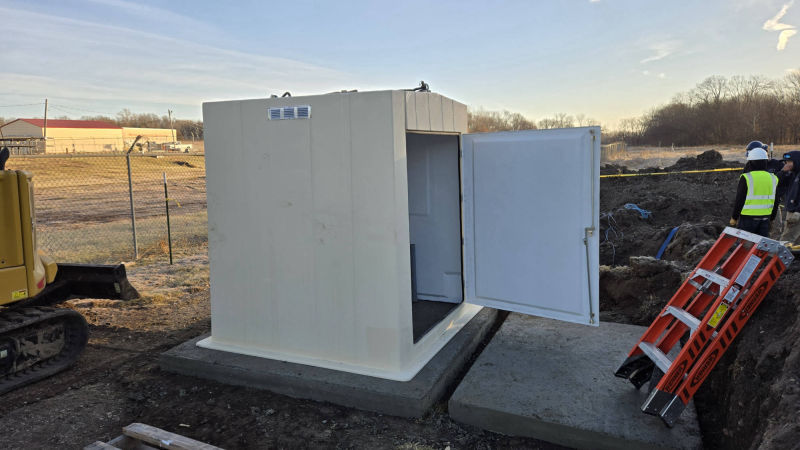 Concordia, MO - Fiberglass metering manhole, Fiberglass Enclosure, Teledyne ISCO Signature Ultrasonic Flowmeter, 5800 Sampler